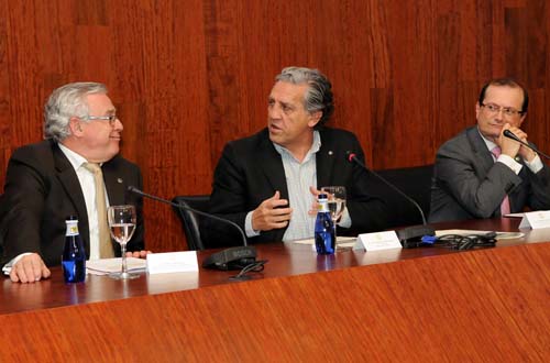 López Garrido durante su conferencia, flanqueado por el Rector de la Universidad de Murcia y el decano de la Facultad de Derecho.
